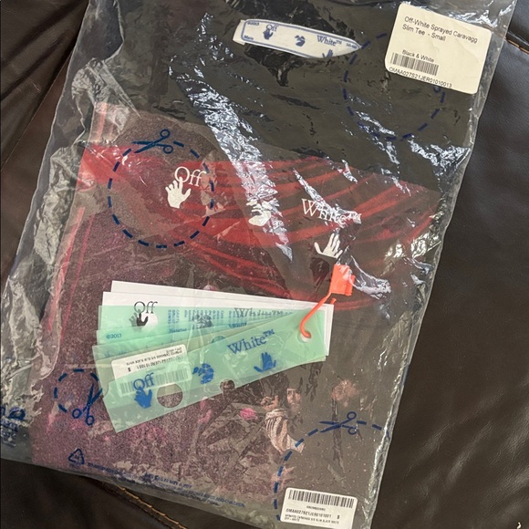 Off-White Black Artistic Graphic Tee - Picture 6 of 6